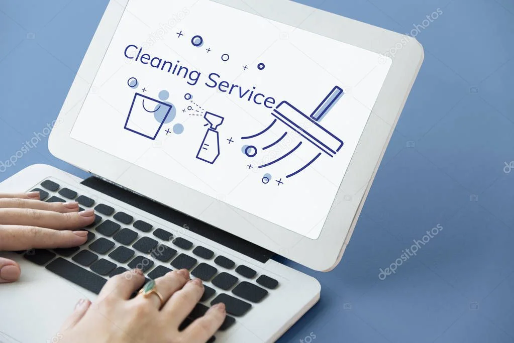 Werkzeuge, Reinigungsmittel und Laptop auf einem Tisch