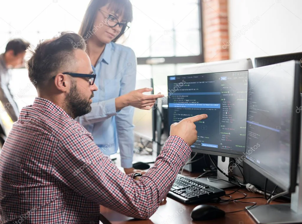 Webdesigner arbeitet an einer mehrseitigen Business-Website