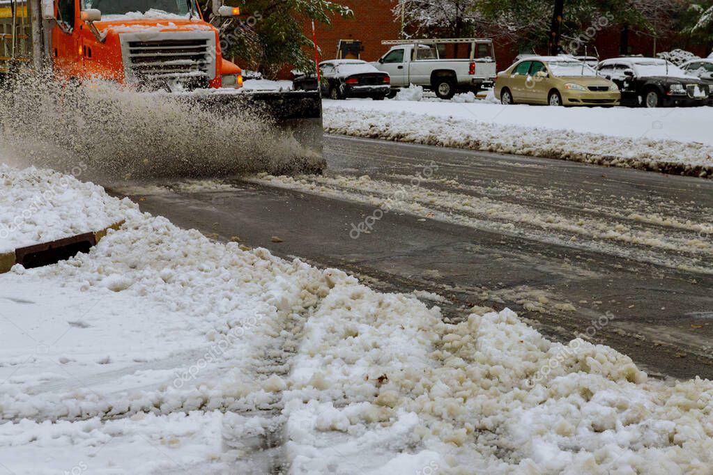 Geräumter Gehweg vor einem Wohnhaus im Winter