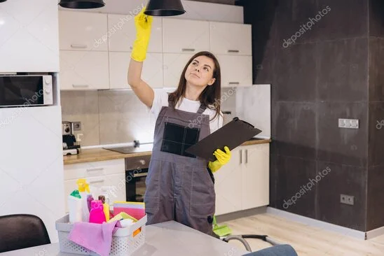 Person mit Putzeimer und Checkliste in einer Wohnung